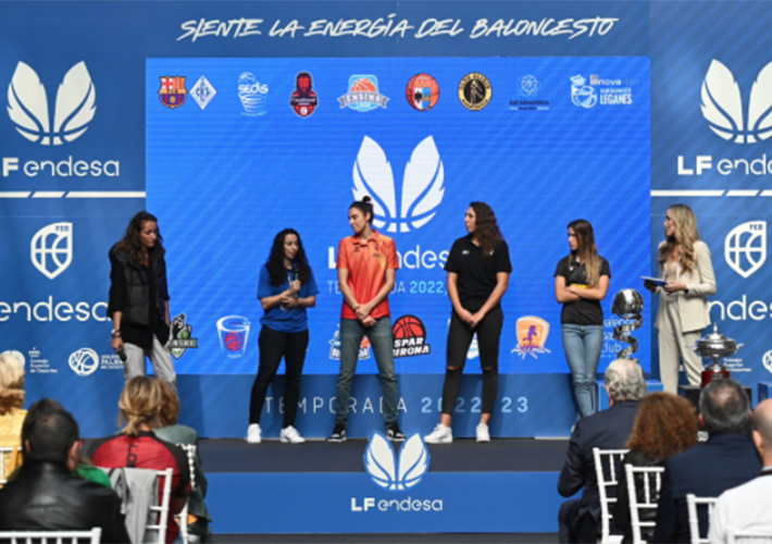 Foto JUGADORAS LEGENDARIAS SE UNEN A LAS COMPETIDORAS DEL PRESENTE PARA DAR EL PISTOLEZO DE SALIDA A LA LF ENDESA 2022-23